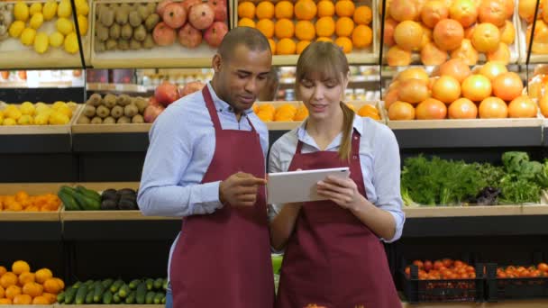 Grocery store owners ordering products using tablet — Stock Video