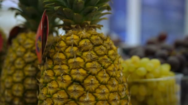 Prateleira com frutas orgânicas frescas em mercearia — Vídeo de Stock