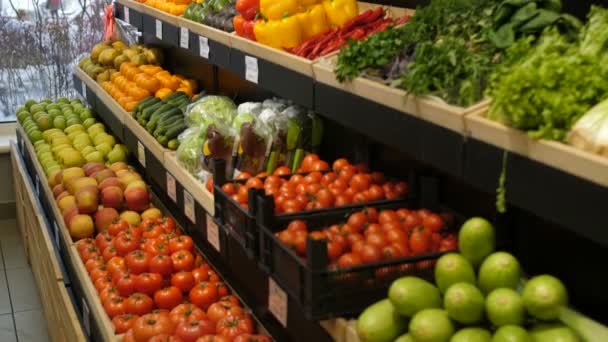 Überfluss an Bioprodukten im Selbstbedienungsladen — Stockvideo