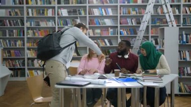 Kitaplıkta toplantı çok etnik üniversite öğrencileri