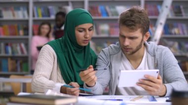 Farklı öğrencilerin tablet PC'de online araştırma
