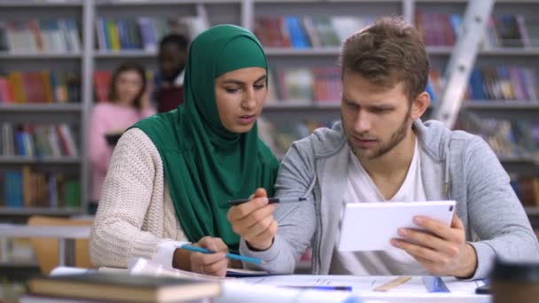 Rozmanité studenti výzkum on-line na počítači tablet pc — Stock video