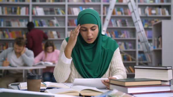Cansada árabe mujer estudiante sufriendo dolor de cabeza — Vídeo de stock