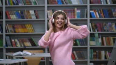 Kulaklık müzik eğleniyor güzel kadın