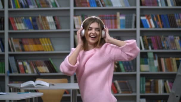 Hermosa mujer en auriculares que se divierten de la música — Vídeos de Stock