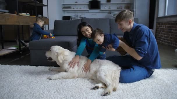 Счастливая многодетная семья с детьми и собакой — стоковое видео