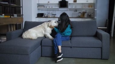 Kanepe yalama genç Hintli sahibi köpek