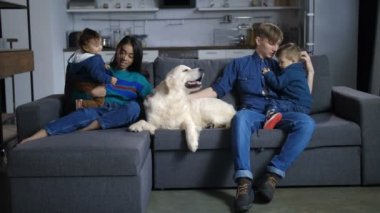 Mutlu çok etnik aile ile çocuk ve köpek