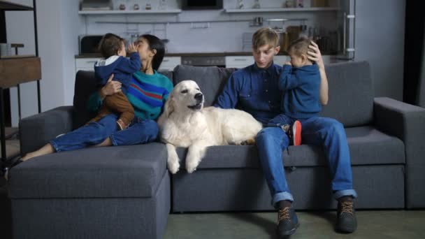 Heureux parents multinationaux avec enfants et chien — Video