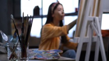 İş sanatçı tablosu üzerinde çeşitli sanatsal Araçlar