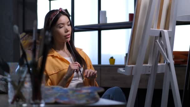그녀의 그림에 대해 생각 하는 여성 아티스트를 영감 — 비디오