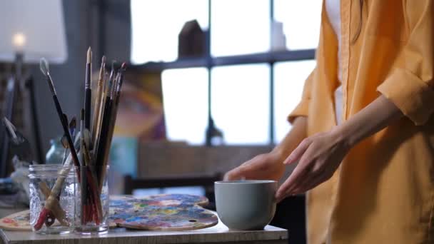 Pintora mujer creando obra de arte en taller — Vídeos de Stock