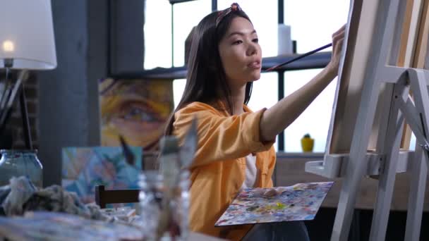 Talentoso pintor haciendo una pintura en el estudio de arte — Vídeos de Stock