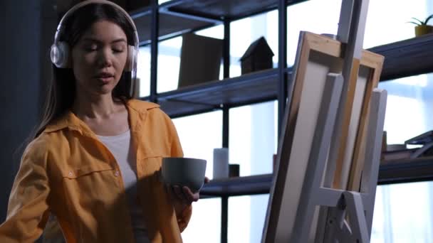 Pittore creativo femminile disegno opere d'arte in studio — Video Stock