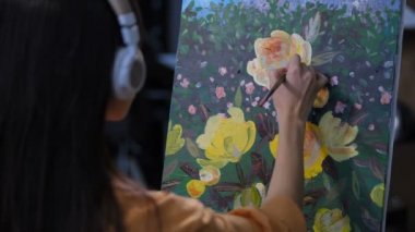 Kadın ressam doğa çizim kulaklık