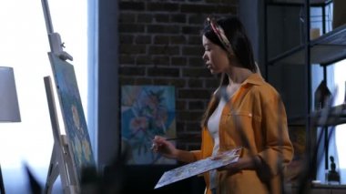 Son smear tuval üzerine koyarak genç kadın ressam