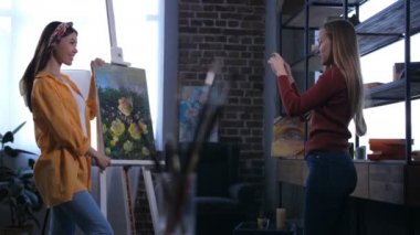 Bitmiş resimle poz güzel kadın ressam