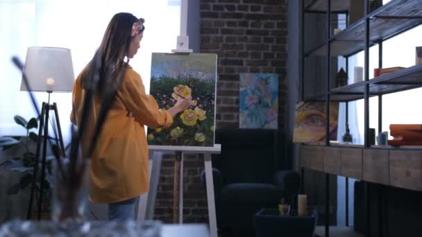 Joven asiático artista femenino la creación de una pintura — Vídeo de stock