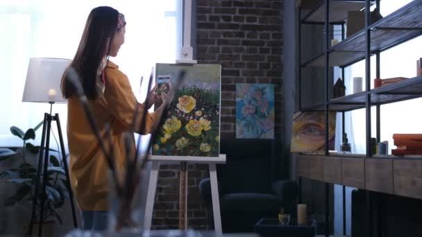 Konstnären tar foto på canvas med blommor — Stockvideo