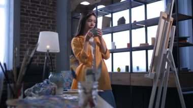 Mutlu kadın ressam sanat atölyesinde hayran