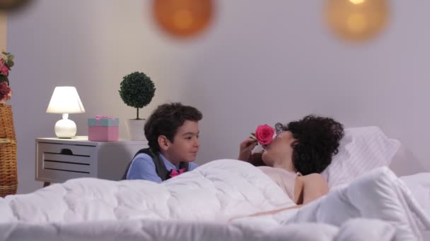 Amare piccolo figlio risvegliare madre accarezzando il suo viso — Video Stock