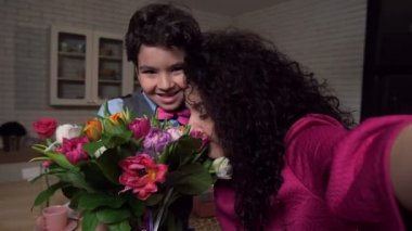 Neşeli anne selfie çiçek tutan oğlu ile alarak