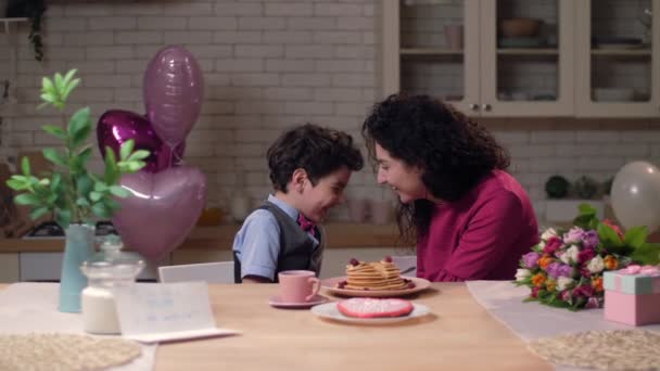 Zoon en moeder praten en lachen tijdens het ontbijt — Stockvideo