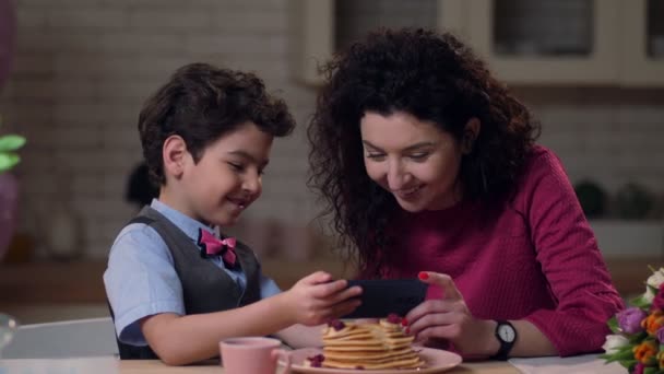 Closeup keluarga bahagia menonton video di ponsel — Stok Video
