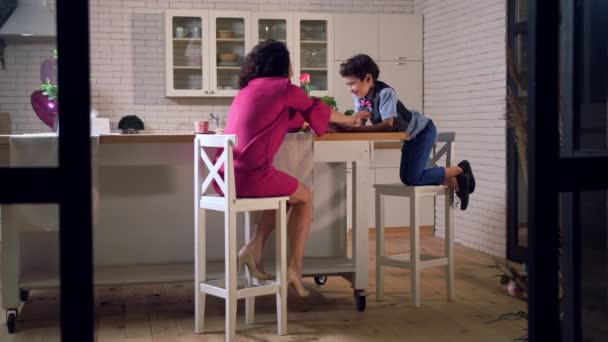 Boldog anya és fia játszik a konyha — Stock videók