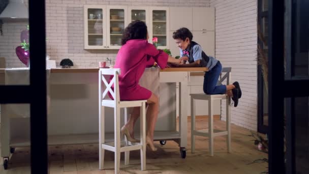 Feliz mamá y su hijo jugando en la cocina — Vídeo de stock