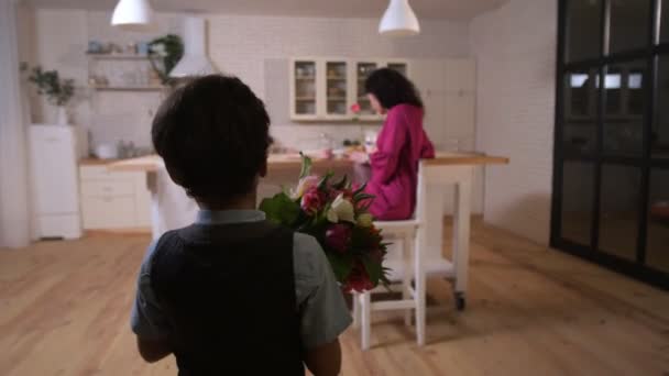 Hijo cariñoso felicitando a mamá con flores — Vídeos de Stock