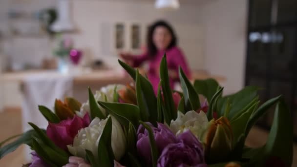 Nahaufnahme wunderschöner Strauß Tulpen für die geliebte Mutter — Stockvideo