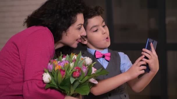 Madre e hijo cariñosos haciendo muecas por selfie en el teléfono — Vídeos de Stock