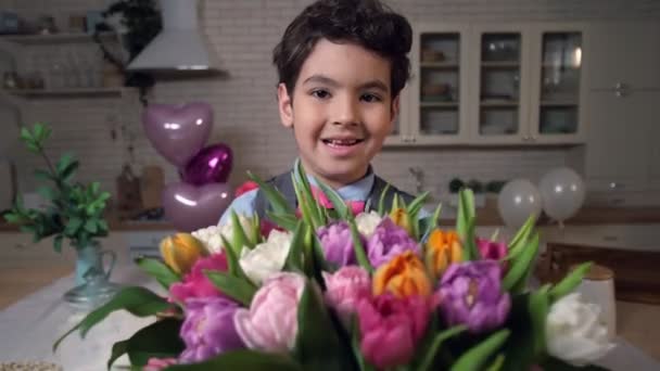 Portret van lachende jongen met boeket bloemen — Stockvideo