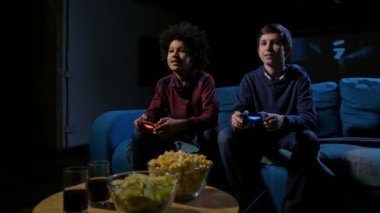 Genç oyuncular ev konsolu oynayan konsantre