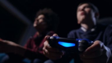 Oyun kontrol joystick ile çocuklar eller