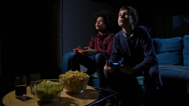 Teen boys watching TV screen, choosing video game — Stock Video