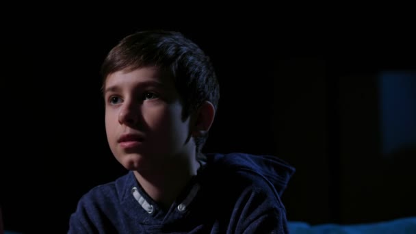 Εσωτερικη σοβαρές έφηβο αγόρι παίζει βίντεο παιχνίδι — Αρχείο Βίντεο