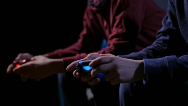 Fechar as mãos de meninos adolescentes jogando videogame — Vídeo de Stock