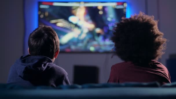 シューティング ゲーム自宅で競合する背面ゲーマー — ストック動画