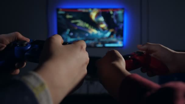 Primer plano manos controlando juego usando joysticks — Vídeos de Stock