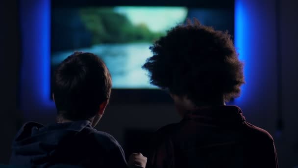 Visão traseira teen meninos assistindo filme na tela — Vídeo de Stock