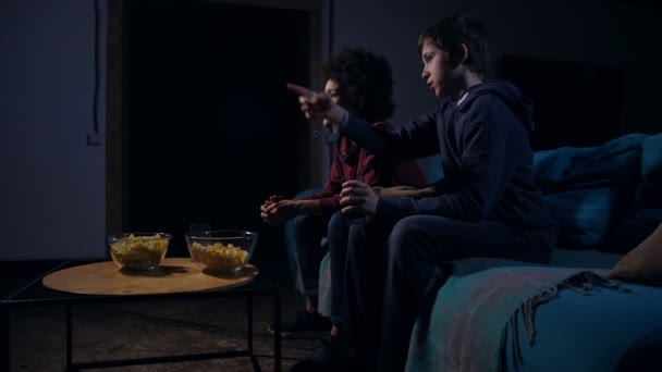 Przerażeni chłopcy oglądając film straszny widok z boku — Wideo stockowe