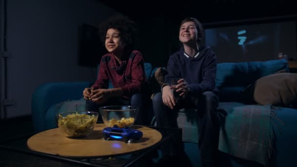 Bonito diverso rindo adolescentes assistindo filme de comédia — Vídeo de Stock