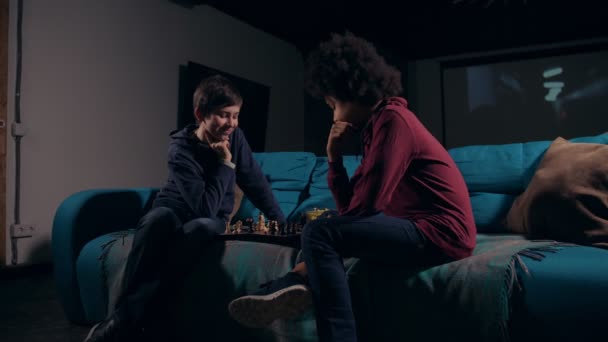 Mejores amigos adolescentes jugando ajedrez ayudándose mutuamente — Vídeo de stock