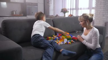 Anne ve oğlu oyuncak Oluşturucu evde oynarken