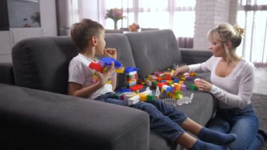 Oyuncak bloklardan inşa etmek için yardım oğlu anne