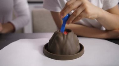 Reaktifler yanardağ krater karıştırma Closeup el