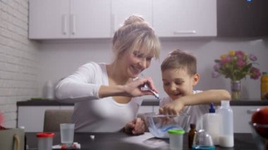 Çamur içinde ev mutfak yapma oğluyla mutlu anne