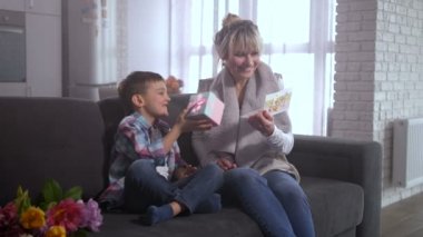 Oğlu anne tebrik kartı ve hediye kutusu